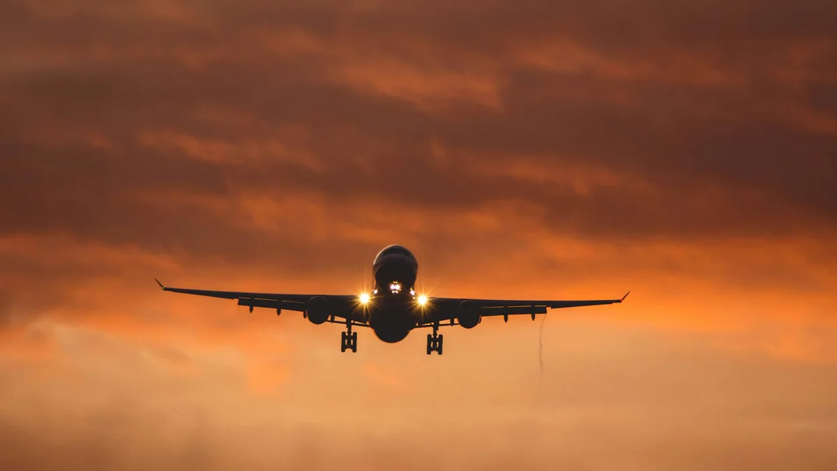 Avión despegando al atardecer con vistas panorámicas del aeropuerto